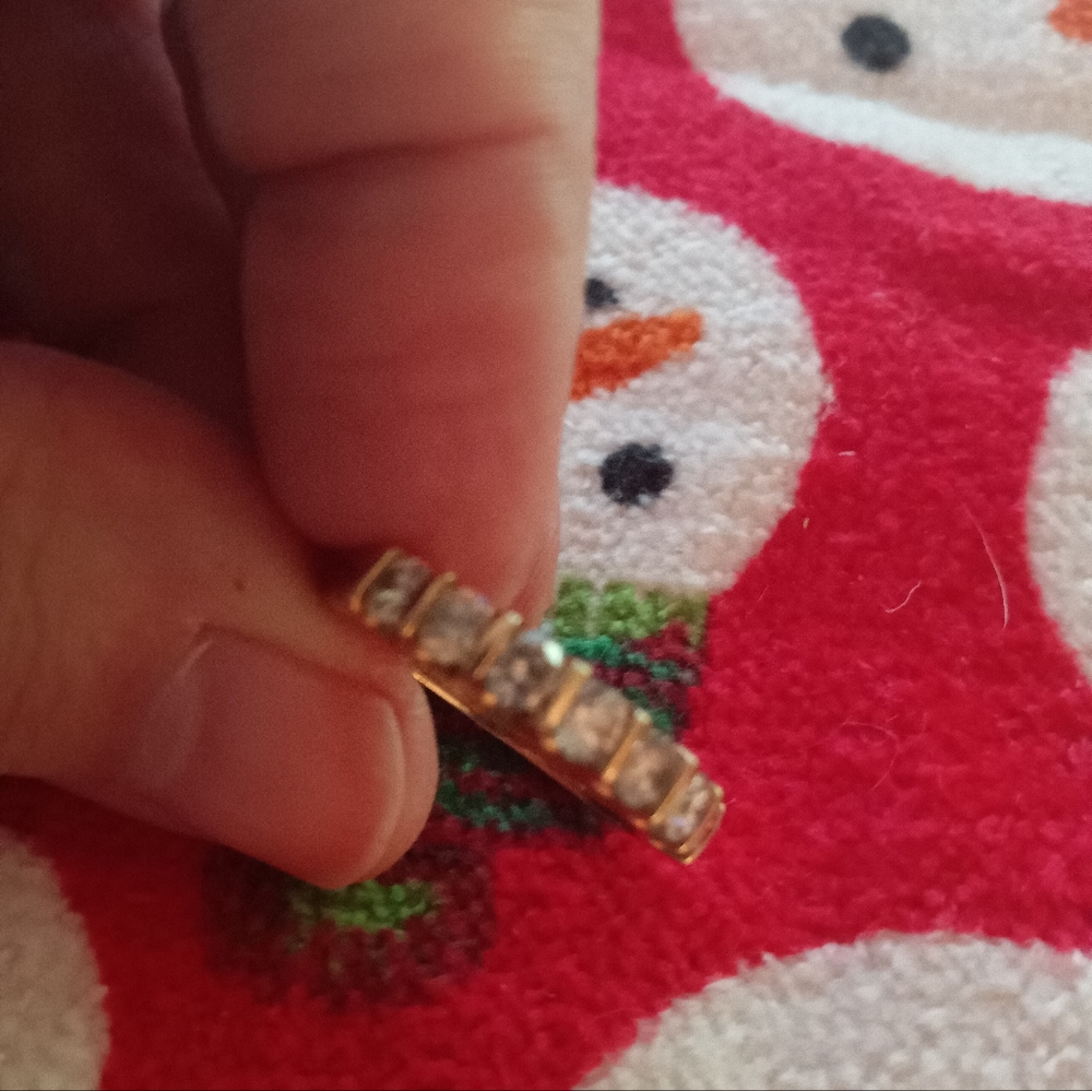 Beautiful 10k yellow gold 7 diamond band ring